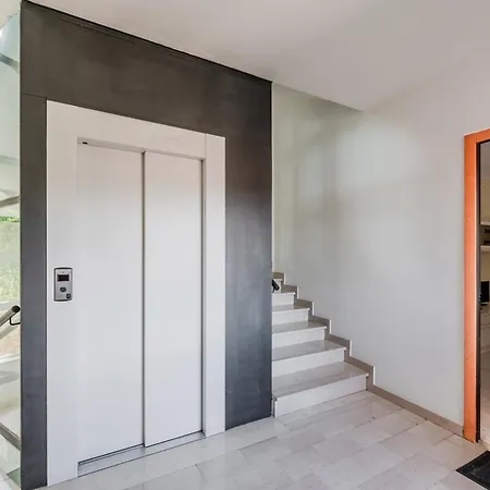 Proffiano District Roomy Flat Apartman